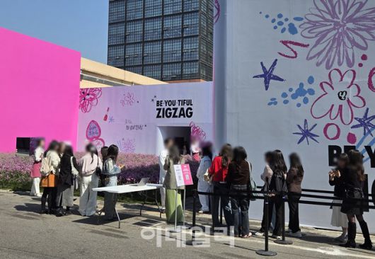 11일 오전 매장 입장을 기다리고 있는 사람들. 매장 관계자 뿐 아니라 인플루언서들도 많았다. (사진=한전진 기자)