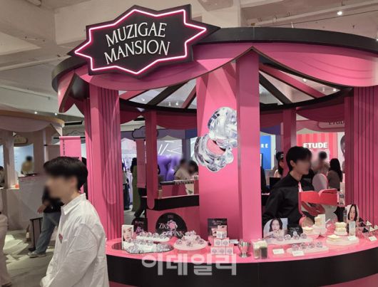 색조 브랜드 ‘무지개맨션’은 원앤온리 섀도우 제품의 지그재그 단독 컬러를 선보였다.  (사진=한전진 기자)