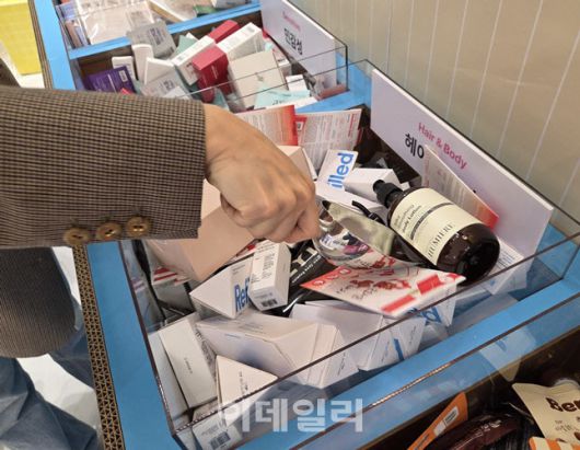 젤리통에서 샘플들을 무료로 가져갈 수 있는 스쿠핑 이벤트도 있다. (사진=한전진 기자)