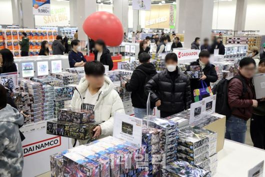 트레이더스 마곡점에 로드쇼에서 진행했던  ‘반다이남코’ 팝업에서 건담을 구매하고 있는 고객들 (사진=이마트)