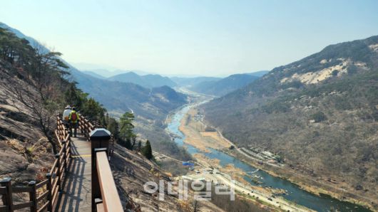 전북 순창군이 2000년 조성한 용궐산 하늘길. 용궐산 자연휴양림에서 시작한 탐방로는 약 2시간 코스(왕복 3.2㎞)로 하늘길 끝자락에 있는 ‘비룡정’까지 걷는 것이 일반적이다.