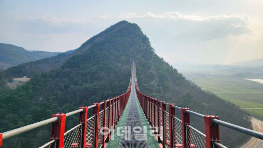 채계산 출렁다리는 적성 채계산과 동계 채계산 사이에 형성된 골짜기에 놓여 양쪽 산을 손쉽게 건널 수 있도록 이어놓았다. 채계산 출렁다리는 현재 국내에서 가장 긴 무주탑 산악 현수교로, 길이 270m 높이 75-90m에 이른다.
