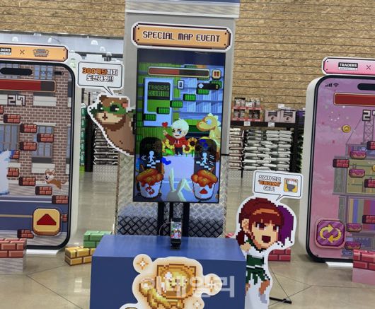 모바일 게임 ‘무한의 계단’ 팝업스토어. 매장에는 실제로 게임을 해볼수 있는 게임기가 존재한다. 매장은 게임과 협업한 즉석밥과 스낵 등 제품도 판다. (사진=한전진 기자)