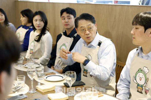 황상하 SH공사 사장(오른쪽 두 번째)과 직원들이 함께 식사하며 대화하고 있다. (사진=SH공사)