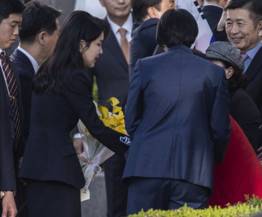 윤석열 전 대통령 부인 김건희 여사가 11일 윤 전 대통령과 한남동 관저를 떠나 사저가 있는 서초구 아크로비스타에 도착해 환영을 받고 있다 (사진=연합뉴스)