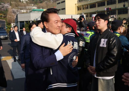 윤석열 전 대통령이 11일 오후 서울 용산구 한남동 대통령 관저를 떠나기 앞서 정문 앞에서 지지자들과 인사를 나누고 있다 (사진=공동취재)