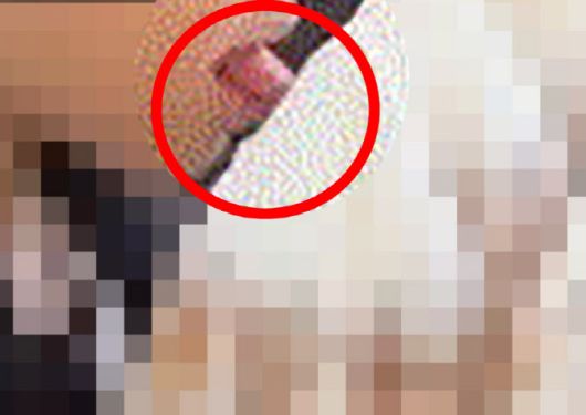 한 아이가 서울 유명 빵집에 진열된 빵에 혀를 슬쩍 갖다대고 있다. (사진=사회관계망서비스)