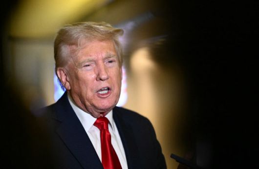 13일(현지시간) 도널드 트럼프 대통령이 플로리다 팜비치에서 워싱턴 앤드류스 합동기지로 향하는 전용기에서 기자들에게 말하고 있다.(사진=AFP)