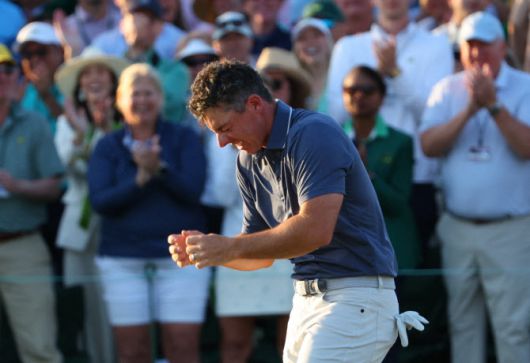 로리 매킬로이가 1차 연장에서 버디를 기록하며 우승을 확정하자 흐느끼고 있다. (사진=AFPBBnews)