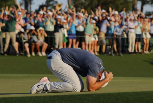 로리 매킬로이가 18번홀에서 펼쳐진 1차 연장에서 버디를 넣어 우승이 확정되자 주저 앉아 울고 있다. (사진=AFPBBNews)
