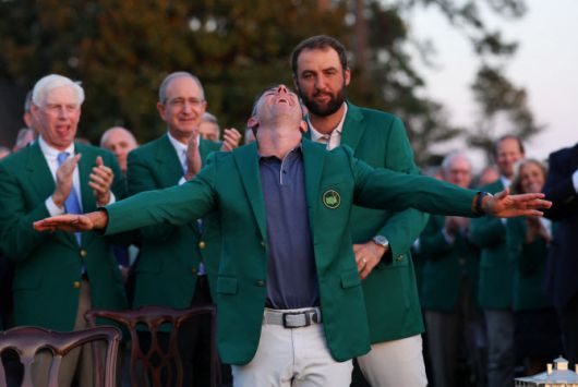 디펜딩 챔피언 스코티 셰플러(오른쪽)가 제89회 마스터스를 제패한 로리 매킬로이에게 우승자를 상징하는 그린재킷을 입혀주고 있다. (사진=AFPBBNews)