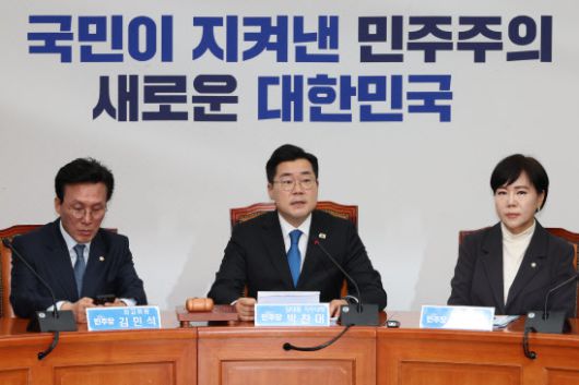 더불어민주당 박찬대 당대표 직무대행 겸 원내대표가 14일 서울 여의도 국회에서 열린 최고위원회의에서 발언하고 있다. (사진=연합뉴스)