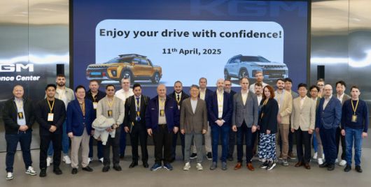 11일 서울 강남구 세곡동 KGM 익스피리언스센터 강남에서 곽재선 회장(가운데) 등 해외 딜러들이 기념촬영하고 있다. (사진=KGM)