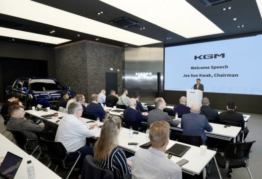 11일 서울 강남구 세곡동 KGM 익스피리언스센터에서 곽재선 회장이 해외 딜러들에게 인사하고 있다. (사진=KGM)