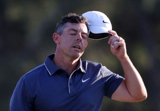 로리 매킬로이가 정규라운드 18번홀에서 1.8m 파 퍼트를 놓친 뒤 아쉬워하고 있다. (사진=AFPBBNews)