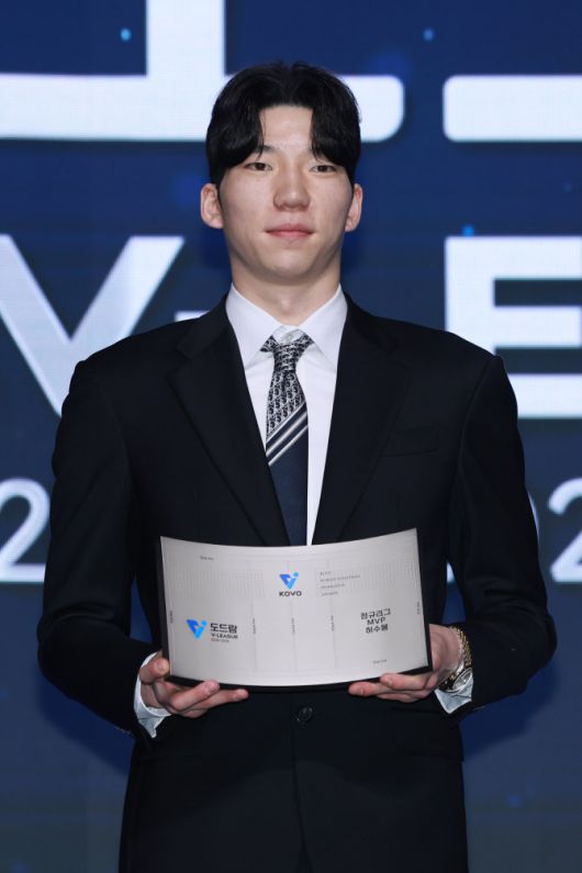 14일 서울 서대문구 스위스그랜드호텔에서 열린 프로배구 도드람 2024~25 V리그 시상식에서 현대캐피탈 허수봉이 남자부 정규리그 MVP를 수상한 뒤 기념 촬영하고 있다. 사진=연합뉴스