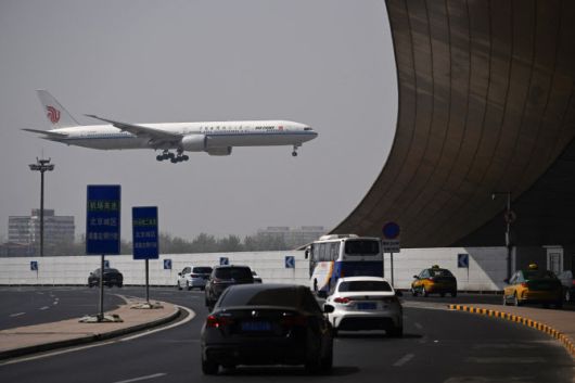 보잉777-80이 10일(현지시간) 베이징 국제공항에 도착하고 있다. (사진= AFP)