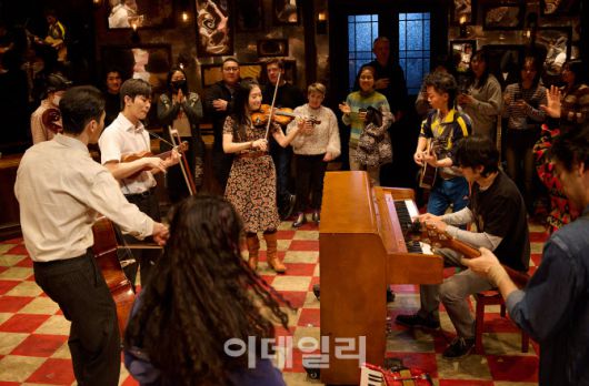 뮤지컬 ‘원스’의 한 장면. (사진=신시컴퍼니)