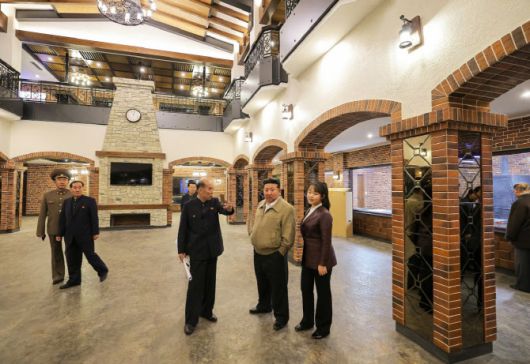 김정은이 김주애와 화성지구 3단계 구역에 건설된 편의시설들을 둘러보고 있다. 사진=노동신문 뉴스1