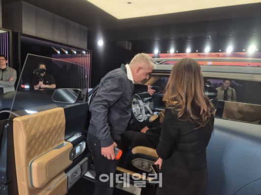 15일(현지시간) 제네시스 하우스 뉴욕에서 전동화 오프로더 스포츠유틸리티차(SUV) ‘엑스 그란 이퀘이터 콘셉트’ 살펴보는 참관객. (사진=이윤화 기자)