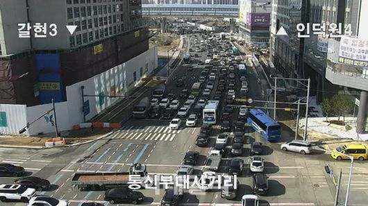 과천시의 교통개선대책 시행 전인 지난 3월 11일 과천대로 통신부대 사거리 일대 출근길 모습.(사진=과천시)