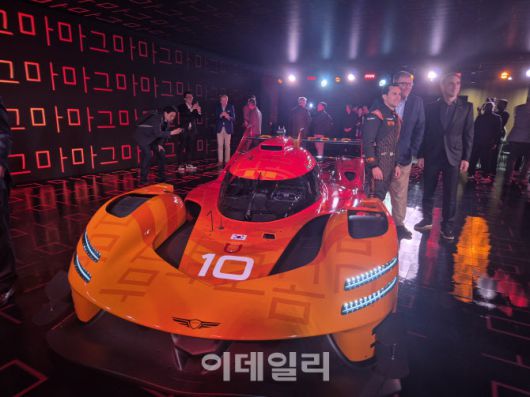 제네시스는 15일(현지시간) 미국 ‘제네시스 하우스 뉴욕’에서 레이싱 차량 ‘GMR-001 하이퍼카’의 실차 디자인과 레이싱 슈트 디자인을 선보였다. (사진=이윤화 기자)