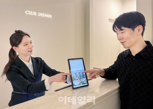 현대백화점 더현대 서울 VIP 라운지에서 직원이 고객에게 ‘마리나 베이 샌즈(Marina Bay Sands)’ VIP 서비스 제휴에 따른 혜택을 설명하고 있다. (사진=현대백화점)