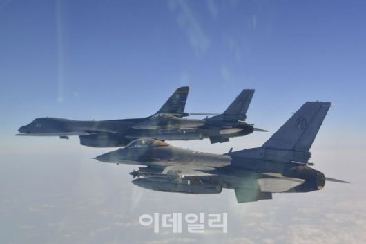 국방부는 20일 미국 B-1B 전략폭격기가 전개한 가운데 한미 연합공중훈련을 실시했다고 밝혔다.[국방부 제공]