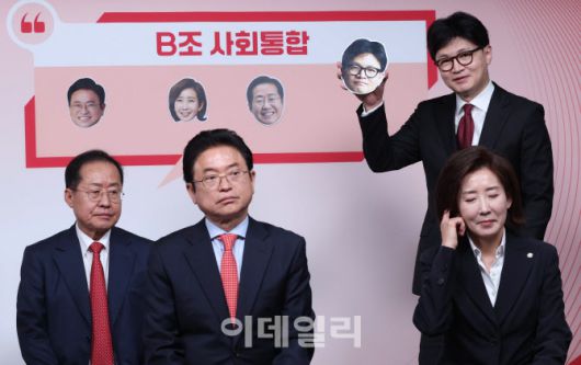 [이데일리 노진환 기자] 제21대 대통령후보자 국민의힘 1차 경선 토론회 미디어데이가 17일 오전 서울 영등포구 여의도 중앙당사에서 열렸다. 경선 후보인 한동훈 전 대표가 얼굴 사진을 들어 보이고 있다.