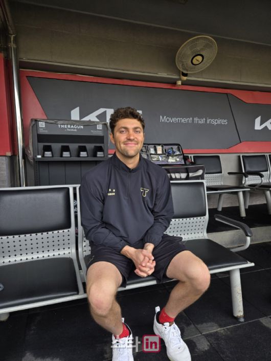 KIA타이거즈 외국인투수 제임스 네일이 인터뷰 도중 환하게 웃고 있다. 사진=이석무 기자