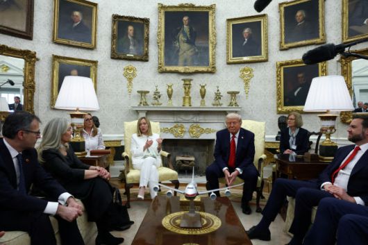 도널드 트럼프 미국 대통령이 17일(현지시간)미국 워싱턴 DC 백악관 집무실에서 조르자 멜로니 이탈리아 총리와 회담하고 있다. (사진=로이터)