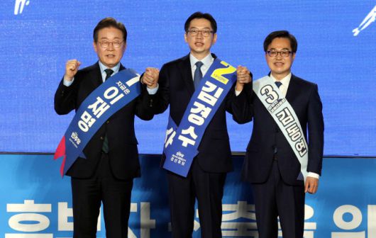 이재명, 김경수, 김동연 더불어민주당 대선 경선 후보자들이 19일 오후 충북 청주시 서원구 청주체육관에서 열린 제21대 대통령선거 후보자 선출을 위한 충청권 합동연설회에서 기념촬영을 하고 있다.(사진=뉴시스)