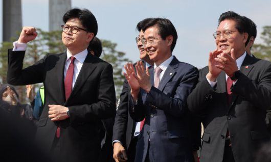 국민의힘 한동훈 전 대표가 10일 서울 여의도 국회 분수대 앞에서 대선 출마 선언을 하고 주먹을 쥐어 보이고 있다. 한 전 대표 오른쪽은 김종혁 전 최고위원, 조경태 의원, 송석준 의원.(사진=연합뉴스)