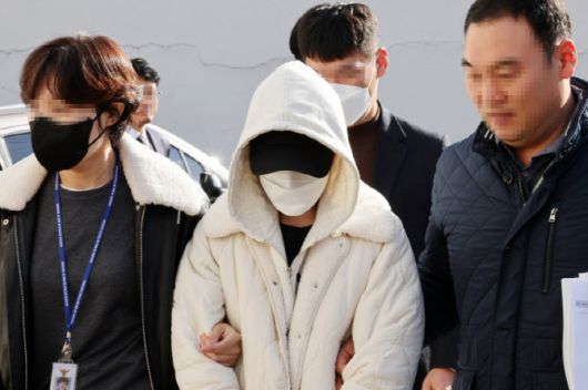 6개월 된 자신의 여아를 살해한 혐의(살인)를 받는 20대 친모 A씨가 2023년 12월 5일 오전 광주지방법원에서 열린 구속 전 피의자 심문(영장실질심사)에 출석하고 있다. (사진=연합뉴스)