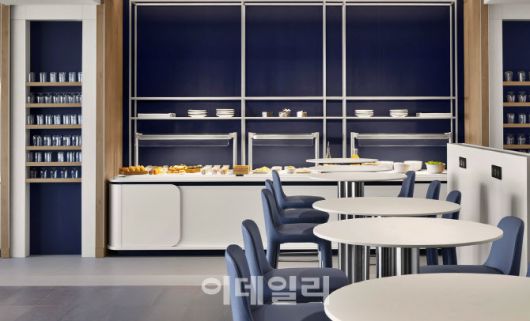 프랑스 파리 샤를 드 골 공항 2E 터미널 K홀에 재단장을 마치고 재개장한 에어프랑스 라운지 케어터링 코너. 이곳에선 시간대마다 다른 종류의 미쉐린 스타 셰프가 만든 메뉴를 맛볼 수 있다. (사진=에어프랑스)