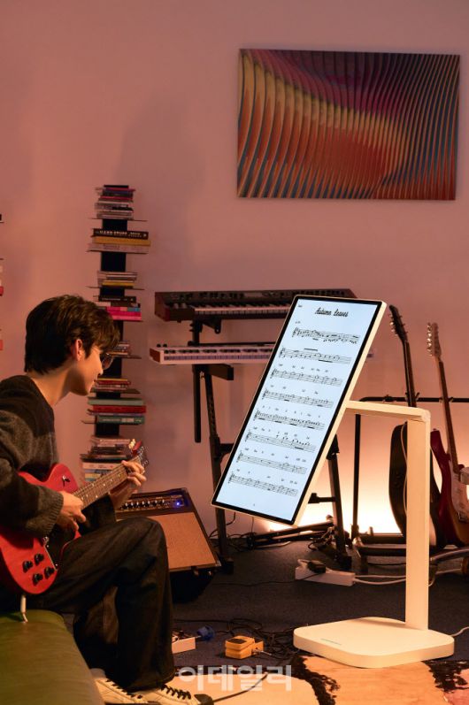 높낮이와 각도를 자유롭게 조절할 수 있는 대화면·고해상도 디스플레이와 편리한 터치 기능을 모두 갖춘 ‘LG 스마트모니터 스윙‘.(사진=LG전자)