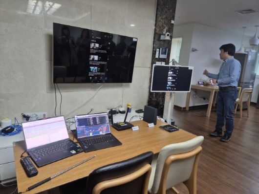 LG유플러스 대전 R&D센터 내 마련된 홈 무선환경 실험실. 25평 아파트를 모델하우스처럼 만들어 실제 고객 사용 환경을 재현했다.(사진=임유경 기자)