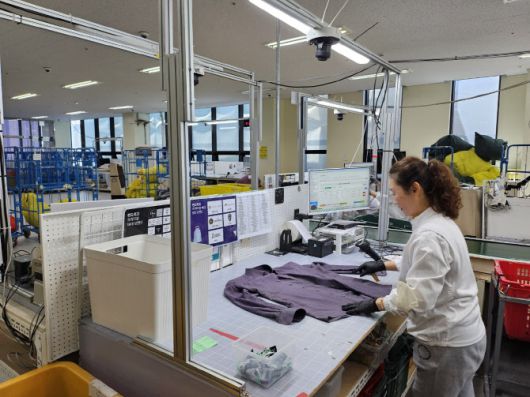 런드리고 글로벌 캠퍼스 5층 입고센터에서 작업자가 세탁물을 입고하는 모습. (사진=김경은 기자)