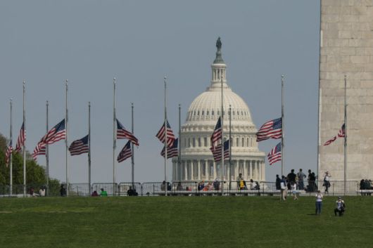 21일(현지시간) 선종한 프란치스코 교황을 기리기 위해 미국 성조기가 워싱턴 기념비 근처에 조기로 게양돼 있다.(사진=AFP)