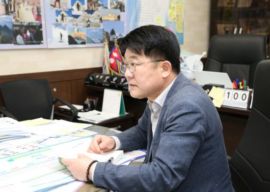 한승일 서구의원이 22일 의회 사무실에서 인터뷰를 하고 있다. (사진 = 서구의회 제공)