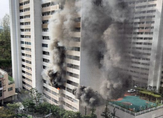 21일 오전 8시 17분쯤 서울 관악구 봉천동의 21층 규모 아파트에서 불이 나고 있다. (사진=뉴스1)