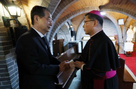 한덕수 대통령 권한대행 국무총리가 22일 서울 명동대성당에 마련된 프란치스코 교황 빈소를 찾아 조문하기 앞서 서울대교구장 정순택 대주교와 인사하고 있다. (사진 = 연합뉴스)