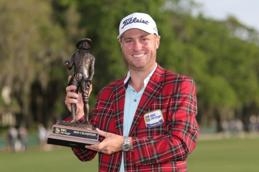 저스틴 토머스가 연장 끝에 우승을 차지한 뒤 우승재킷을 입고 트로피를 들어 올리며 환하게 웃고 있다. (사진=AFPBBNews)