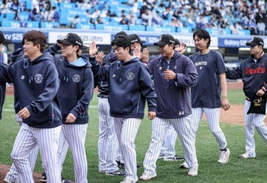 승리 후 하이파이브를 나누는 롯데자이언츠 선수들. 사진=롯데자이언츠