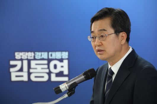 김동연 더불어민주당 김동연 대선 경선 후보가 22일 서울 영등포구 여의도 선거 캠프에서 열린 ‘백팩 메고 TMI’ 기자간담회에서 공약 발표를 하고 있다.(사진=연합뉴스)