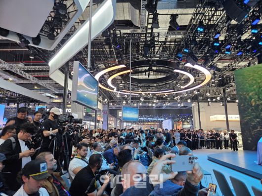 23일 중국 상하이 국가전시컨벤션센터 상하이 모터쇼 BYD 전시관에서 취재진과 관람객들이 신차 공개 행사를 지켜보고 있다. (사진=이데일리 이명철 특파원)