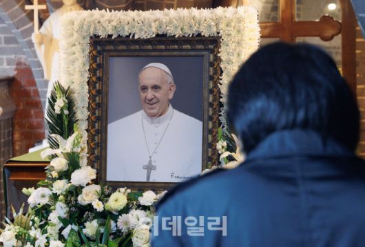 지난 21일(현지시간) 선종한 프란치스코 교황의 빈소가 마련된 22일 오후 서울 중구 명동대성당 지하성당에서 조문객들이 추모를 하고 있다.(사진=사진공동취재단)