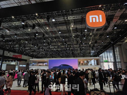 23일 중국 상하이 국가전시컨벤션센터에서 상하이 모터쇼 관람객들이 샤오미 부스를 둘러보고 있다. (사진=이데일리 이명철 특파원)
