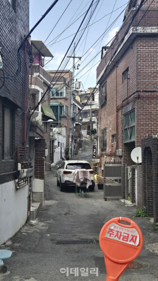 21일 서울 용산구 한남2재정비촉진구역 내 좁은 골목길에 차가 세워져 있고 그 앞에는 빨랫대와 주차금지 표지판이 놓여 있다. (사진=최정희 이데일리 기자)