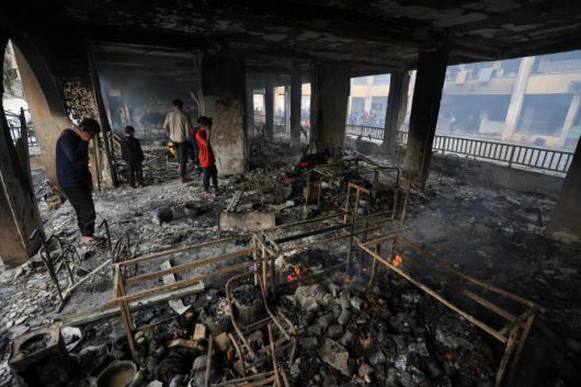 23일(현지시간) 가자시티에서 팔레스타인 사람들이 이스라엘의 공습으로 피난민을 대피시킨 학교에서 피해 상황을 조사하고 있다.(사진=로이터)